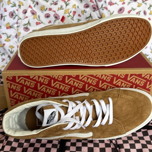 Vans Men’s Sk8-Hi
Pig Suede Tobacco Brown
VN0005U9TBN
Sneakers - Picture 4 of 16